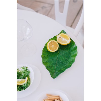 Блюдо стеклянное сервировочное Доляна «Лист», 31×19 см, цвет зелёный