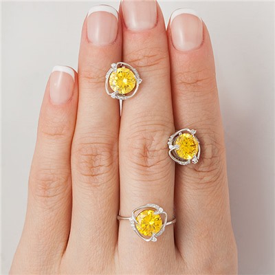 Серебряное кольцо с фианитом желтого цвета 003