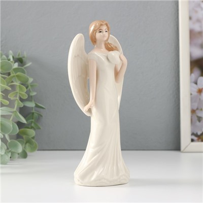 Сувенир керамика "Девушка-ангел в белом платье с сердцем в руке" 8,5х6,2х18 см