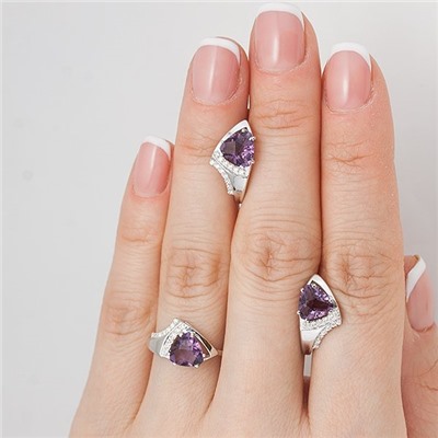 Серебряное кольцо с фианитом фиолетового цвета 828