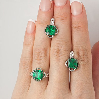 Серебряное кольцо с фианитом зеленого цвета 015