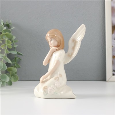 Сувенир керамика "Девочка-ангел в белом платье с узорами сидит" 10х7х13 см