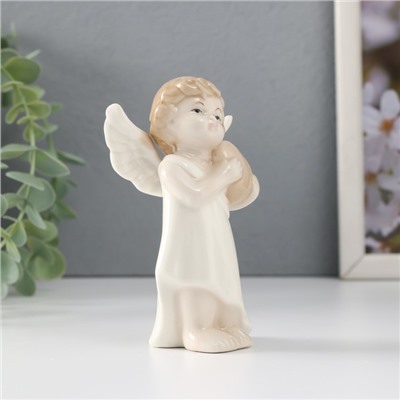 Сувенир керамика "Ангелочек с сердечком в руках" 6,5х4,5х11,5 см
