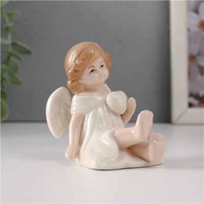 Сувенир керамика "Девочка-ангел в белом платье с сердцем сидит" 6,5х5х7 см
