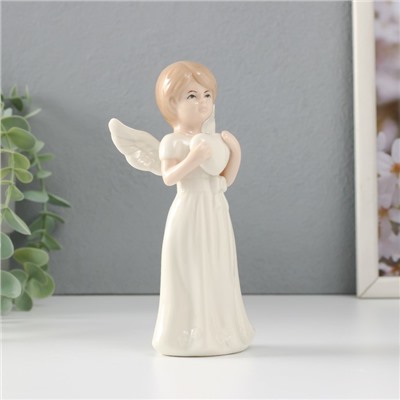Сувенир керамика "Девочка-ангел в белом платье с сердцем в руках" 6,6х5х15,7 см