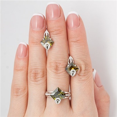 Серебряное кольцо с фианитом оливкового цвета 054